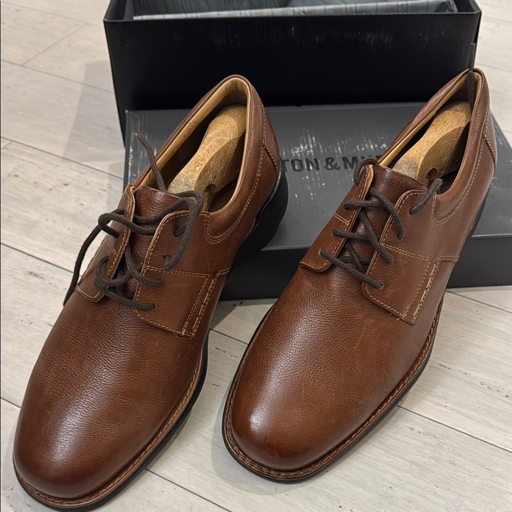 Sold Johnston & Murphy Brown Leather Oxfords with Classic Design